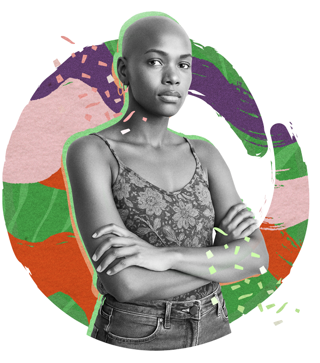 Fotografia em preto e branco de uma jovem mulher negra careca, em posição frontal, com os braços cruzados e expressão firme. Ela usa blusa de alças com estampa floral. Ao fundo, há formas abstratas coloridas em tons de verde, roxo, rosa e laranja, criando contraste com a imagem.