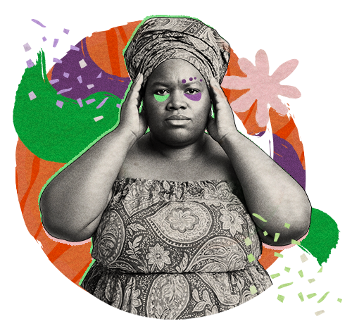Fotografia de uma mulher negra com roupa e turbante estampados em preto e branco, em destaque no centro, tocando levemente a cabeça com as mãos.